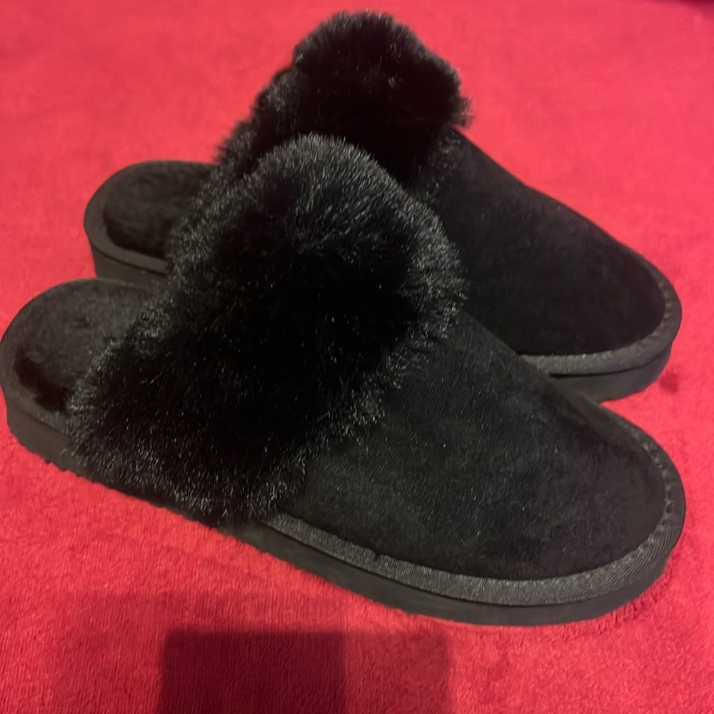Black Slippers with Black fur inside!🖤